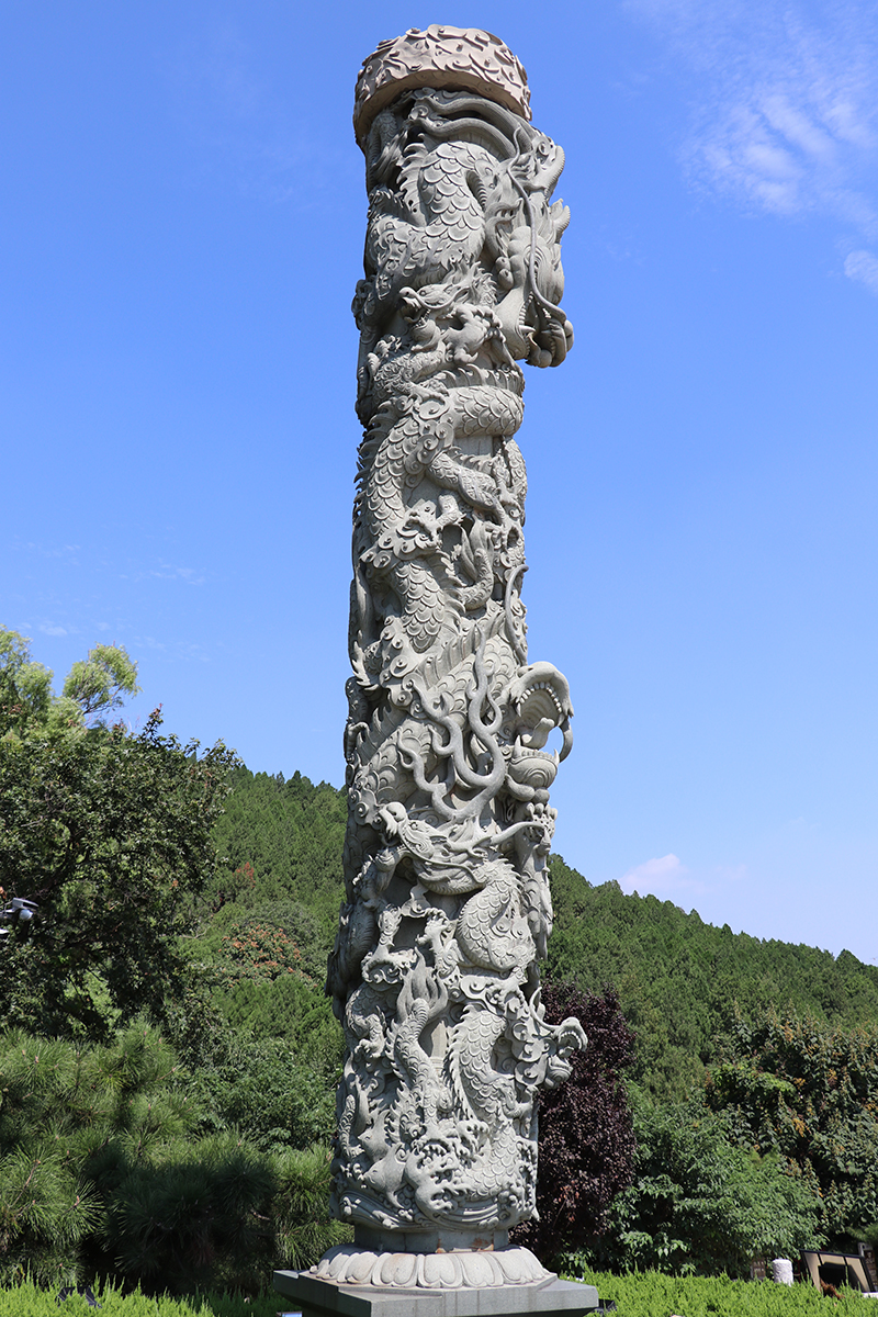 石雕盘龙柱